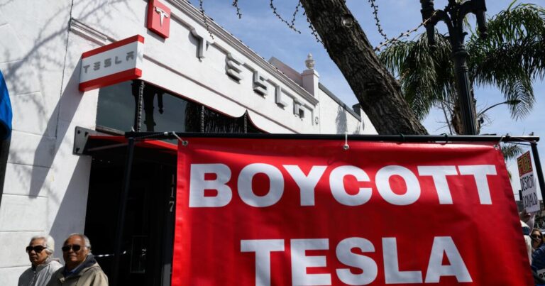urlhttps3A2F2Fcalifornia times brightspot.s3.amazonaws.com2F712F5a2Fee5b629c4de6b8b676546d37c9c12F1498520 me tesla musk protests002 wl